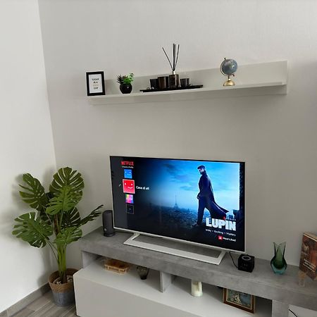 Casa Di Afi, Perfect For 4 - Kitchen - Parking - Netflix Apartment อาโรนา ภายนอก รูปภาพ