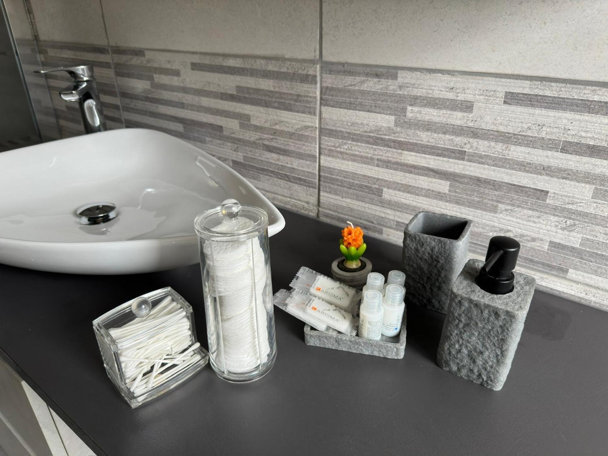 Casa Di Afi, Perfect For 4 - Kitchen - Parking - Netflix Apartment อาโรนา ภายนอก รูปภาพ